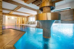 巴德小基希海姆瑙克里佐特酒店的一座带喷泉的游泳池
