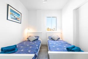 福恩吉罗拉Luxury 3 bed apartment Torreblanca的配有蓝色枕头的客房内的两张床