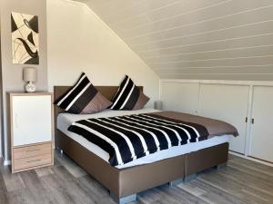 利塞尔Kalverkamp Ferienwohnung的一间卧室配有一张黑白条纹的床