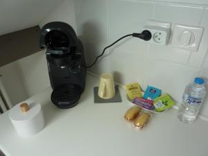 塔布Etage privatif的咖啡壶,放在柜台上,提供食物和饮料