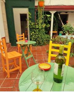 布卡拉曼加Tatami Hostel的一张桌子,上面放着一瓶葡萄酒和一杯