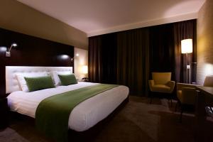 乌登阿劳斯酒店的酒店客房设有一张大床和一张书桌。
