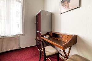 维也纳Vienna Boutique - Premium Hostel的一张桌子,放在一个椅子和橱柜里