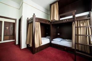维也纳Vienna Boutique - Premium Hostel的红地毯间内的两张双层床