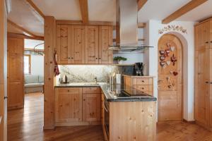 拉维拉BelaVal Apartments的厨房配有木制橱柜和台面
