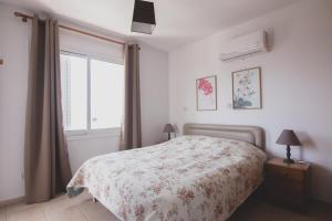 Amelia Two Bedroom Apartment - 202客房内的一张或多张床位