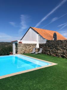 Pinheiro de ÁzereCASA DAS 4 MARIAS的一座房子,设有游泳池,毗邻石墙