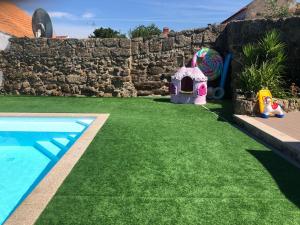 Pinheiro de ÁzereCASA DAS 4 MARIAS的一个带游戏房和游泳池的人造草地庭院
