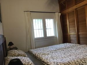 塔里法El Estrecho的一间卧室设有一张床和一个窗口