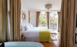 安格雷Brindos, Lac & Château - Relais & Châteaux - Anglet Biarritz的酒店客房设有床和窗户。