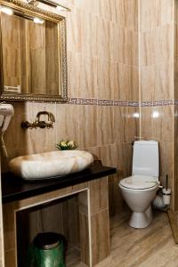 胡内多阿拉VILA Corviniana的一间带卫生间、水槽和镜子的浴室