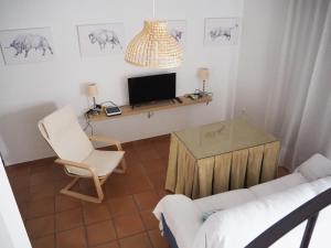 苏埃罗斯Sendero de la Subbetica - Apartamentos Turisticos en Zuheros - Holiday Home的带沙发、桌子和电视的客厅