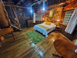 普约Hosteria Flor de Canela的小木屋内一间卧室,配有一张床