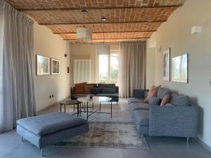 尼扎蒙费拉托Villa Bricco 46的客厅配有沙发和桌子