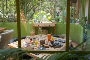 圣克里斯托瓦尔-德拉斯卡萨斯Taller de Juan - Casa Hotel的花园里的桌子上放着食物和饮料