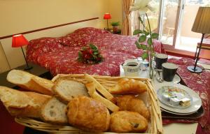 滨海卡瓦莱尔Hôtel Maya的桌上的一篮面包和面包