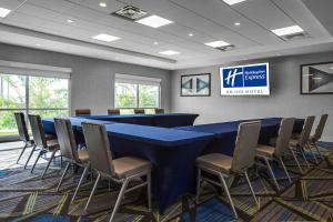 Holiday Inn Express & Suites Sanford - Lake Mary, an IHG Hotel商务区和/或会议室