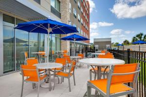 Holiday Inn Express & Suites Sanford - Lake Mary, an IHG Hotel的阳台或露台