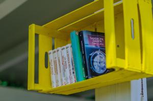 马蒂纳塔B&B Casa Vacanze Tor Di Lupo的黄色书架上的一排书