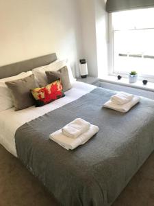 克里克豪厄尔2 bed period cottage sleeps 4 in central Crickhowell的一间卧室配有一张大床和两条毛巾