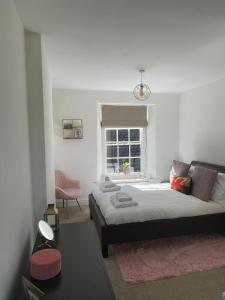 克里克豪厄尔2 bed period cottage sleeps 4 in central Crickhowell的一间卧室设有一张床和一个窗口