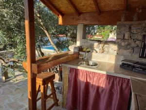 米欧纳Vacation house Milka的厨房配有水槽和带窗户的台面