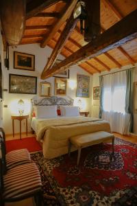 CustozaResort Casino di Caccia的一间卧室,卧室内配有一张大床