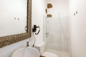 蒂纳霍Hotelito Rural Flor de Timanfaya的浴室设有卫生间和带镜子的淋浴