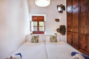 蒂纳霍Hotelito Rural Flor de Timanfaya的小房间设有白色的沙发和窗户