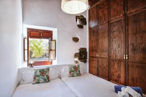 蒂纳霍Hotelito Rural Flor de Timanfaya的客厅配有白色沙发和窗户