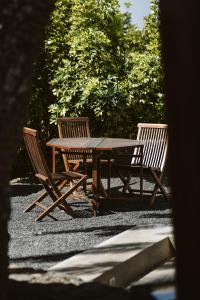 蒂纳霍Hotelito Rural Flor de Timanfaya的两张椅子和一张木桌,配有桌子和长椅