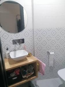 里瓦达维亚Casiña da Madalena的一间带水槽和镜子的浴室