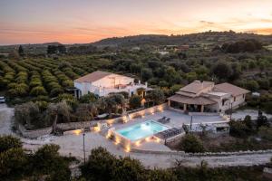 阿沃拉Masseria Bio - Agriturismo Villa Grazia的享有带游泳池的别墅的空中景致