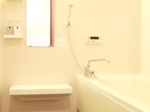 千叶Chiba - House - Vacation STAY 41221v的白色的浴室设有水槽和浴缸。