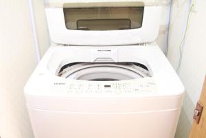 千叶Chiba - House - Vacation STAY 41221v的小型浴室内的白色洗衣机和烘干机