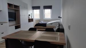 索波特Apartament 4 Piętro的一间带桌子的房间和一间带两张床的房间