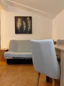 布德瓦Apartmani Abeona的客厅配有沙发和桌子