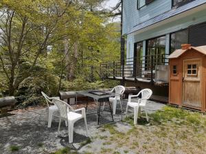 南阿尔卑斯市Yasha Gami Hutte - Vacation STAY 36327v的一个带桌椅的庭院和一座房子