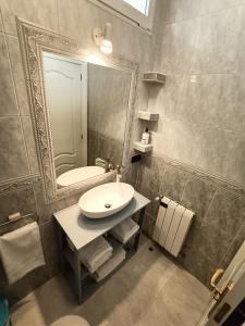 萨拉曼卡Luxury Family Homes K的一间带水槽和镜子的浴室