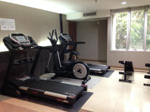 曼谷城市套房酒店的健身中心和/或健身设施