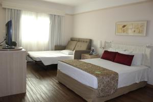 隆德里纳隆德里纳舒适套房酒店的酒店客房设有两张床和电视。