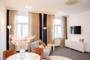 萨格勒布Apartments DOLAC 1 Zagreb的客厅配有沙发和桌椅