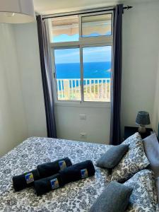 阿马多雷斯Canarias Sunshine Amadores的一间卧室设有一张床,享有海景