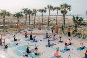 奥兰治比奇Perdido Beach Resort的一群人在海滩上做瑜伽