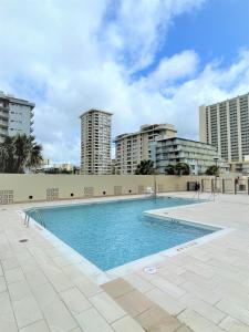 檀香山Royal Kuhio Resort的一座拥有建筑背景的游泳池