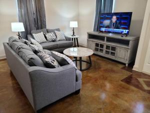 哈蒙德Villa 5的带沙发和平面电视的客厅