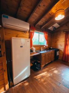 蒂格雷ComplejoGovinda的小屋内的厨房配有冰箱和水槽
