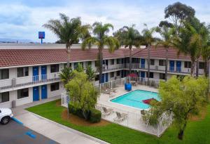 圣玛丽亚Motel 6-Santa Maria, CA - North的享有酒店空中景色,设有游泳池和棕榈树