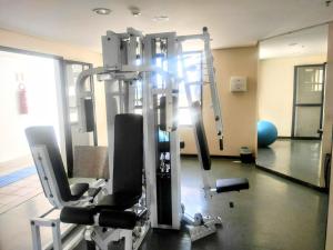 巴西利亚Condomínio Master Metropolitan -Centro de Brasília的一间设有两个跑步机的健身房