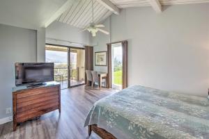普林斯维尔Hanalei Bay Resort 8234的一间卧室配有一张床和一台平面电视